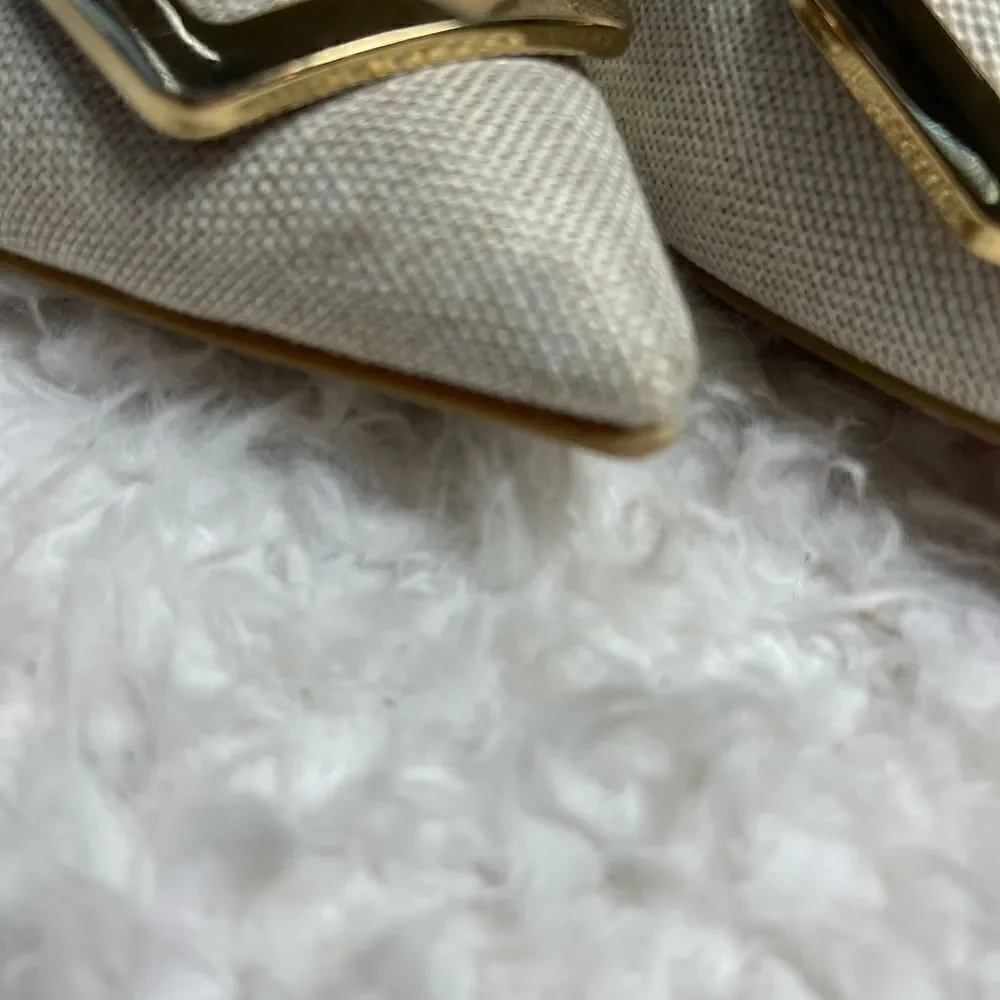 Dexflex Comfort Beige textile 2.1/2”heels pointed toe with gold tone brooch SZ10